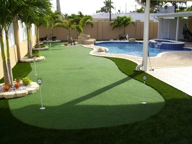 Putting green con cocina exterior y gazebo