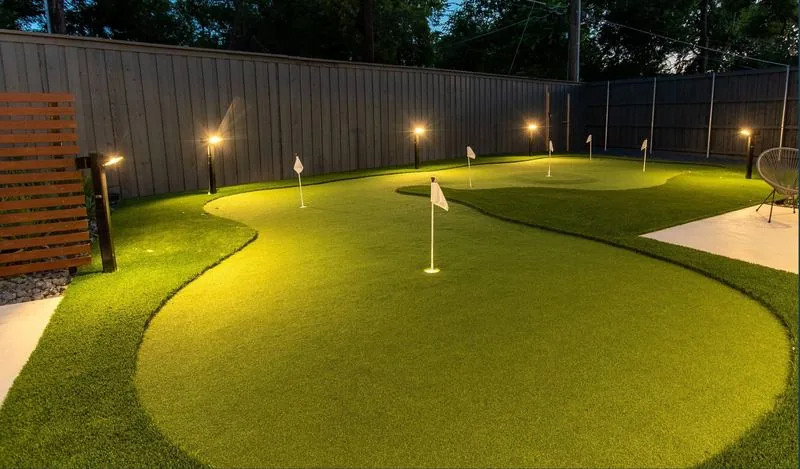Putting green residencial con iluminación nocturna LED